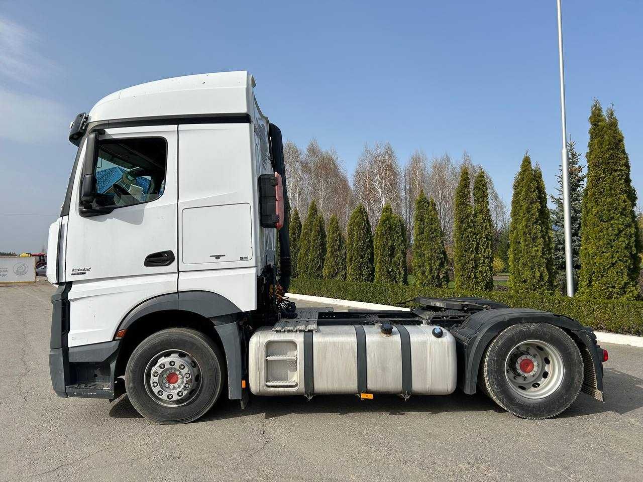 Тягач Mercedes Actros 1942