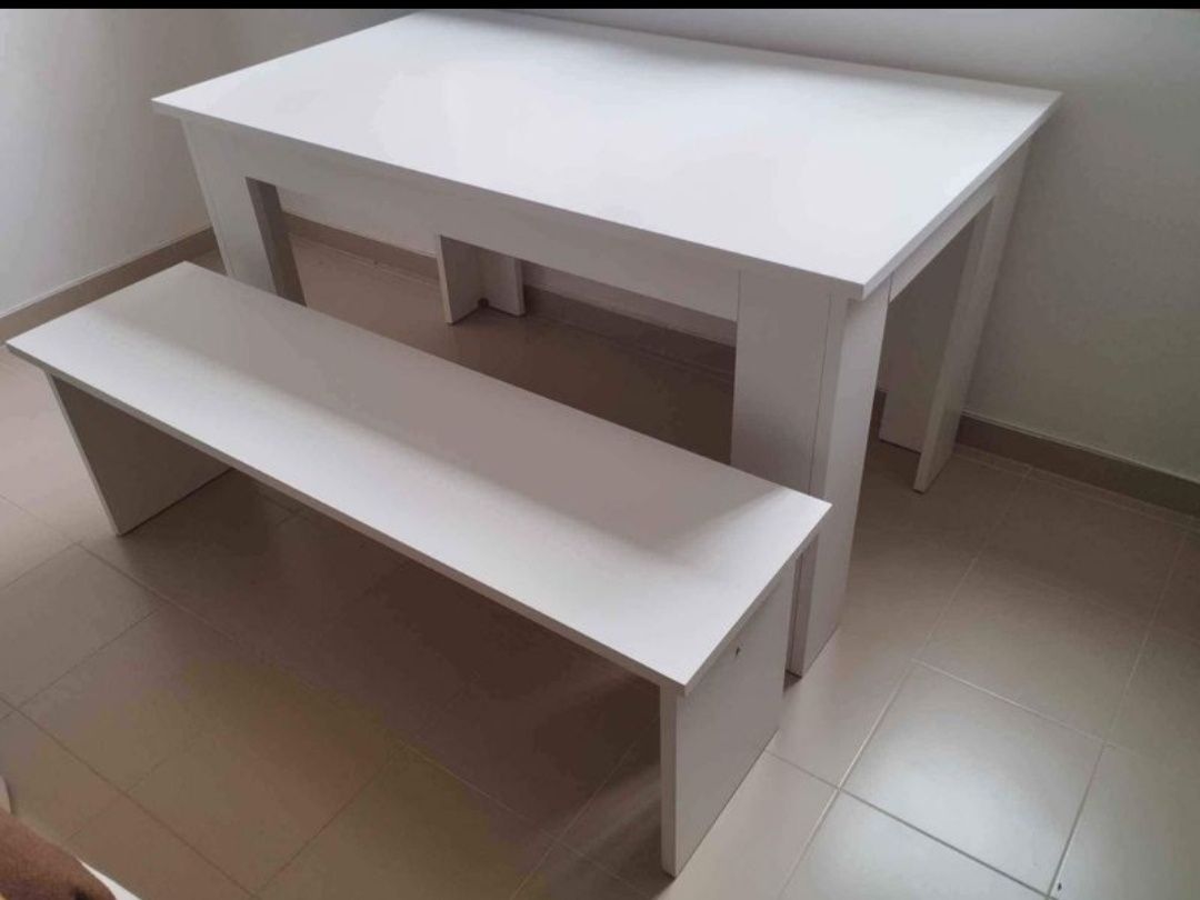 Mesa com banco incluído