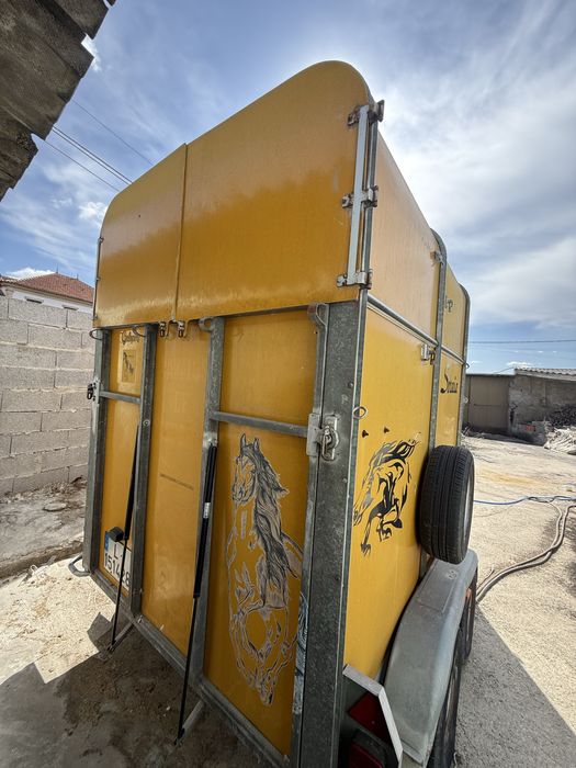 Atrelado para cavalos