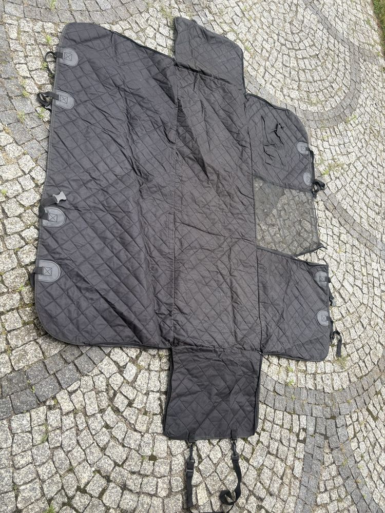 Mata ochronna do auta dla zwierząt
