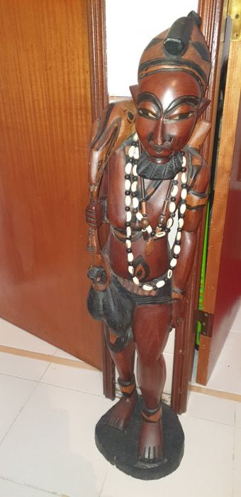 Casal de estatuas africanos em madeira pesada com 1.10 de altura cada