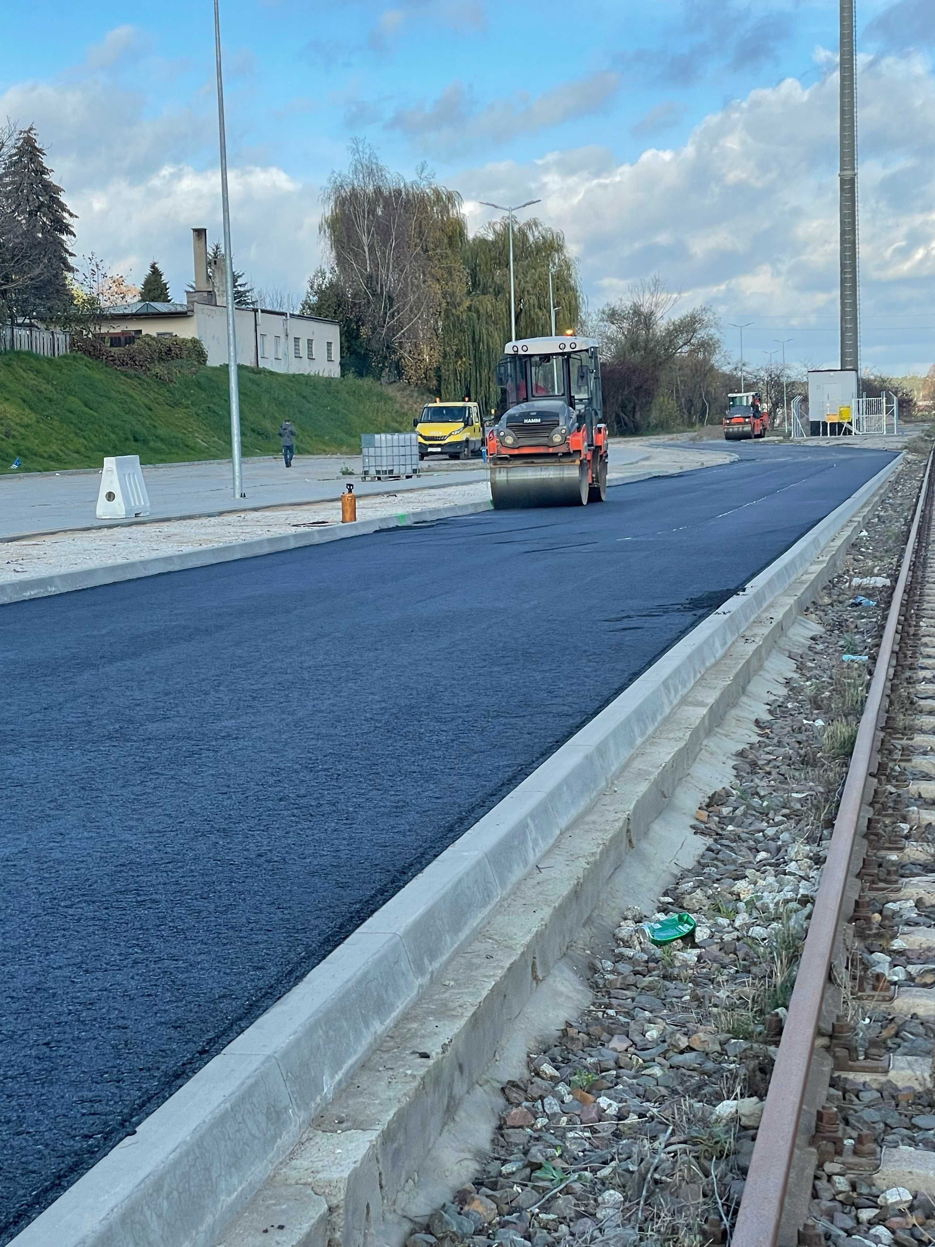 Układanie nawierzchni asfaltowej,układanie asfaltu,drogi,parkingu