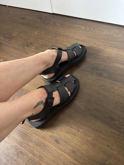 Стильні  шкіряні сандалі