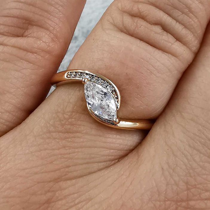 Pierścionek pozłacany średnica 16 mm elegancki z cyrkoniami