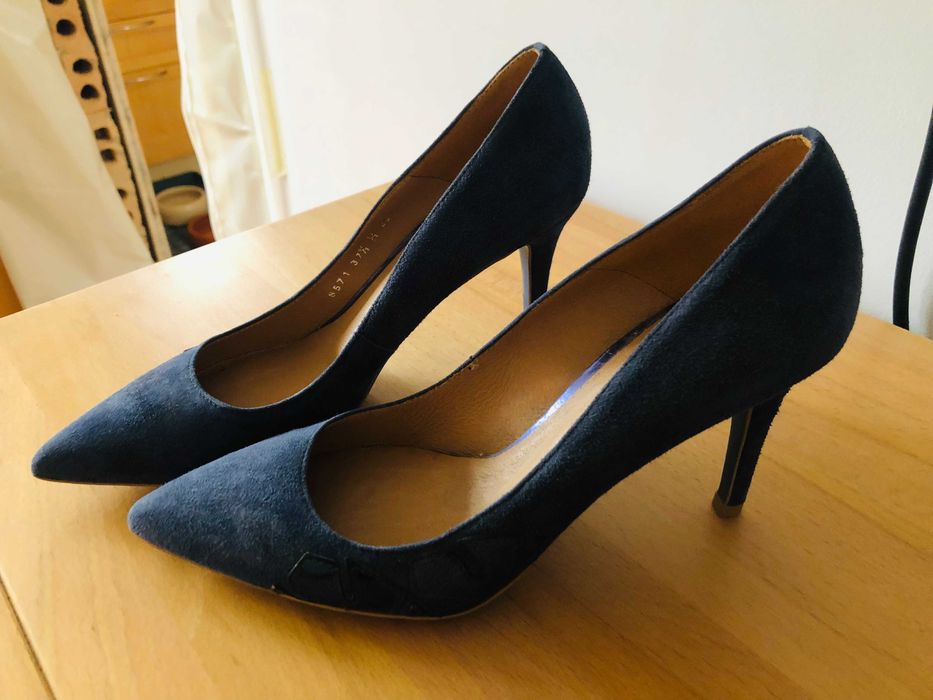 Szpilki Gino Rossi 37.5 granatowe, z pięknym motywem, stan bdb 8 cm