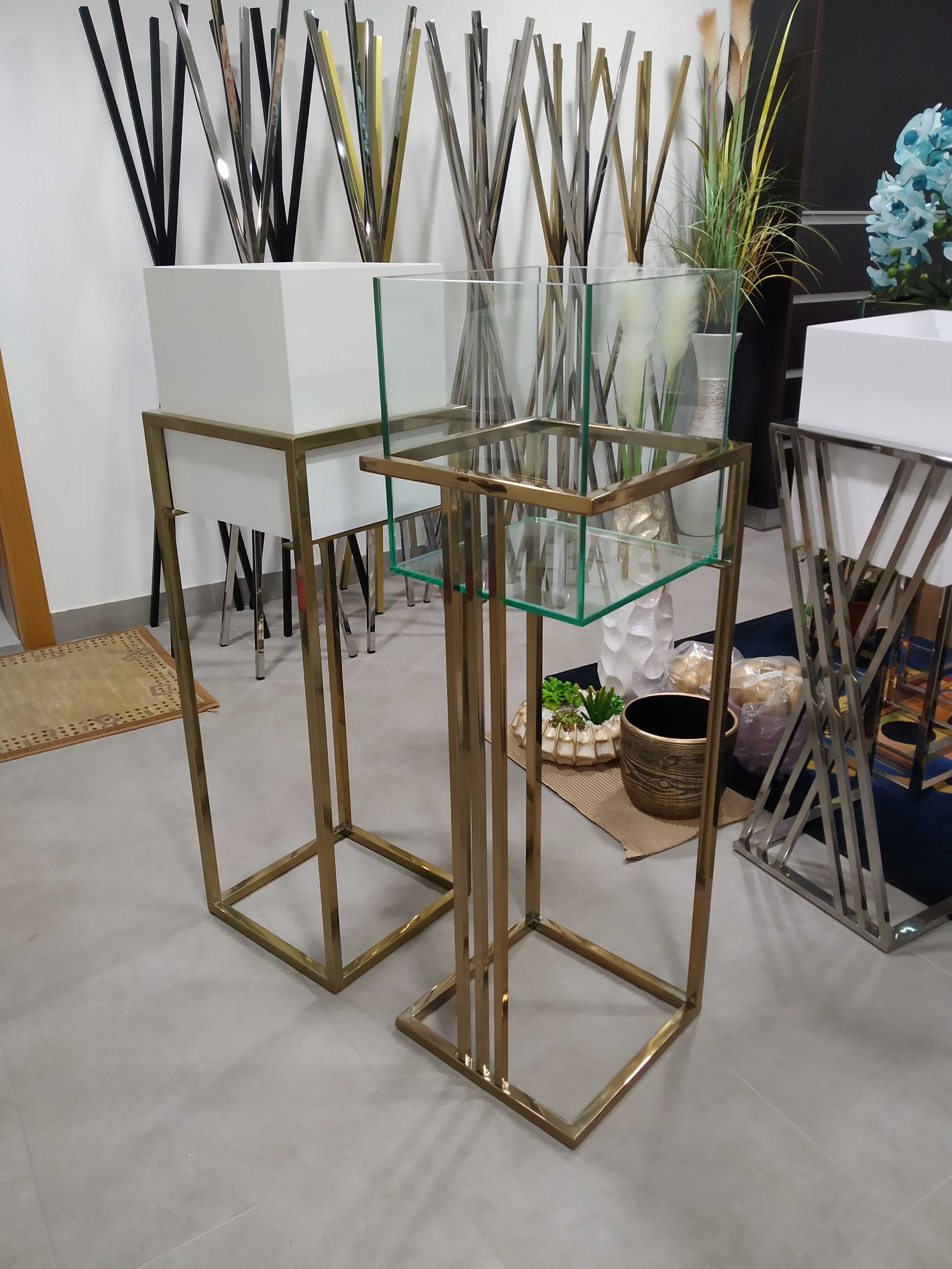 Floreiras e cabides em inox dourado brilhante