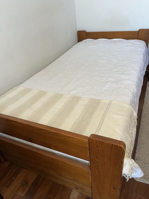 Cama solteiro com gavetão/segunda cama + mesa de cabeceira