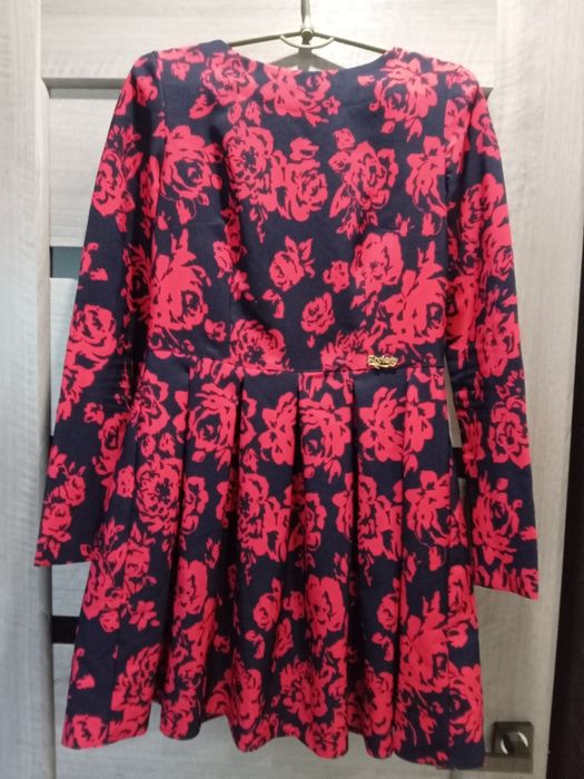 Темно -синє плаття з червоними квітками