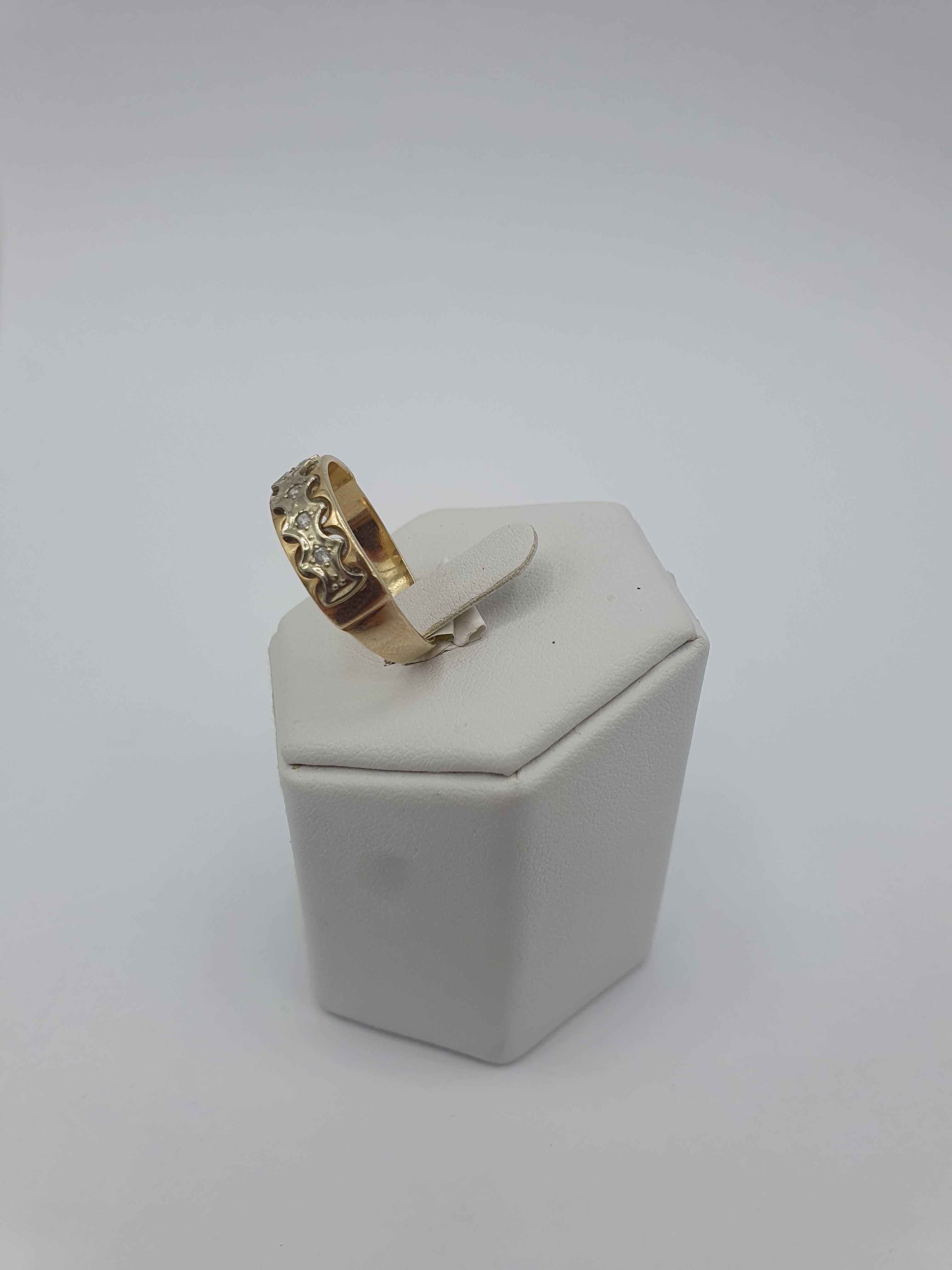 Złoty pierścionek z cyrkoniami P: 585 / G: 2,80