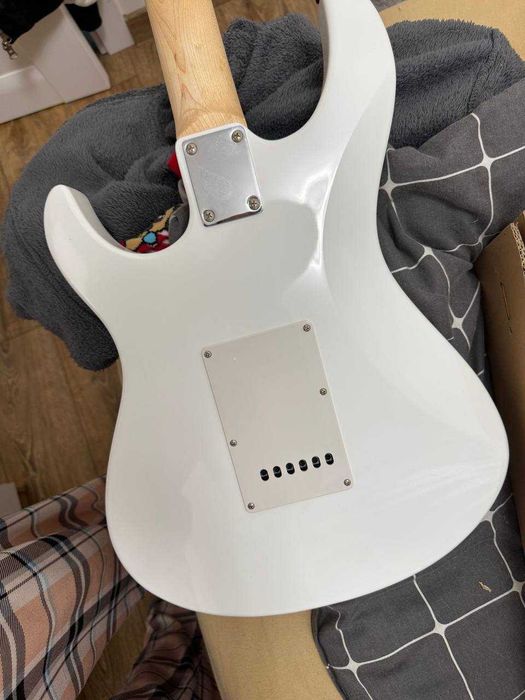 Електро гітара Yamaha Pacifica 012 White + комбік Cort CM15R