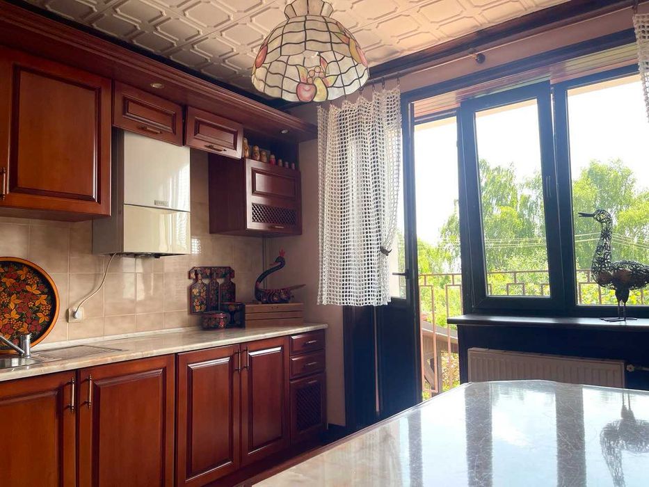 Продаж 2поверхового будинку з гаражем і ділянкою 11соток.