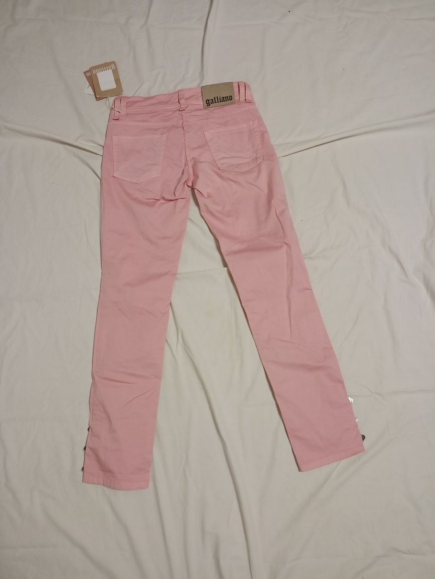 Англійський бренд × Джон Гальяно × Люкс
Авангардні рожеві джинси Joh
