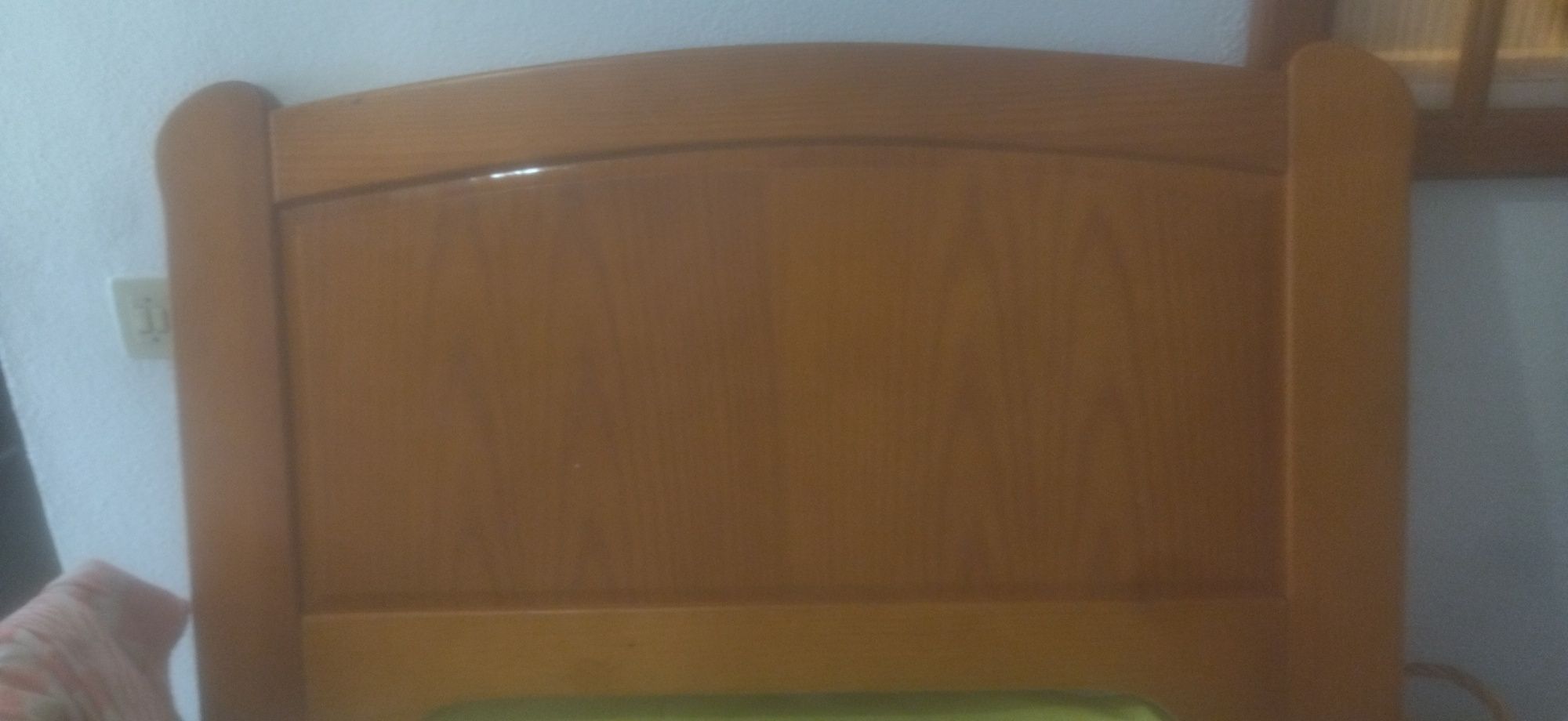 Cama solteiro  em pinho mel