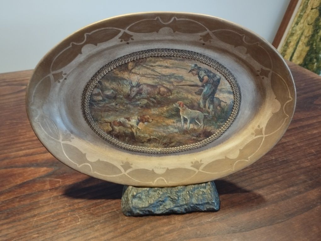 Prato decorativo caça 
Com motivos de caça 
Com suporte 
Medidas 37