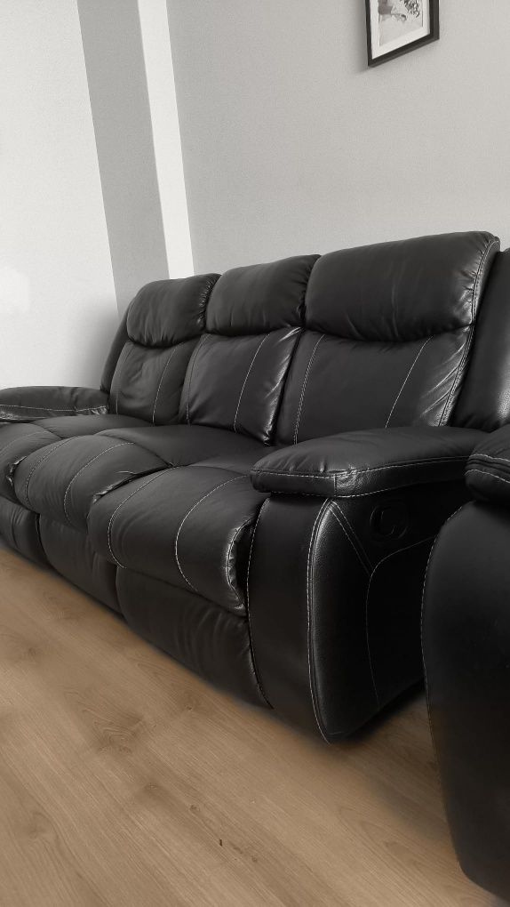 sofá preto 3 lugares