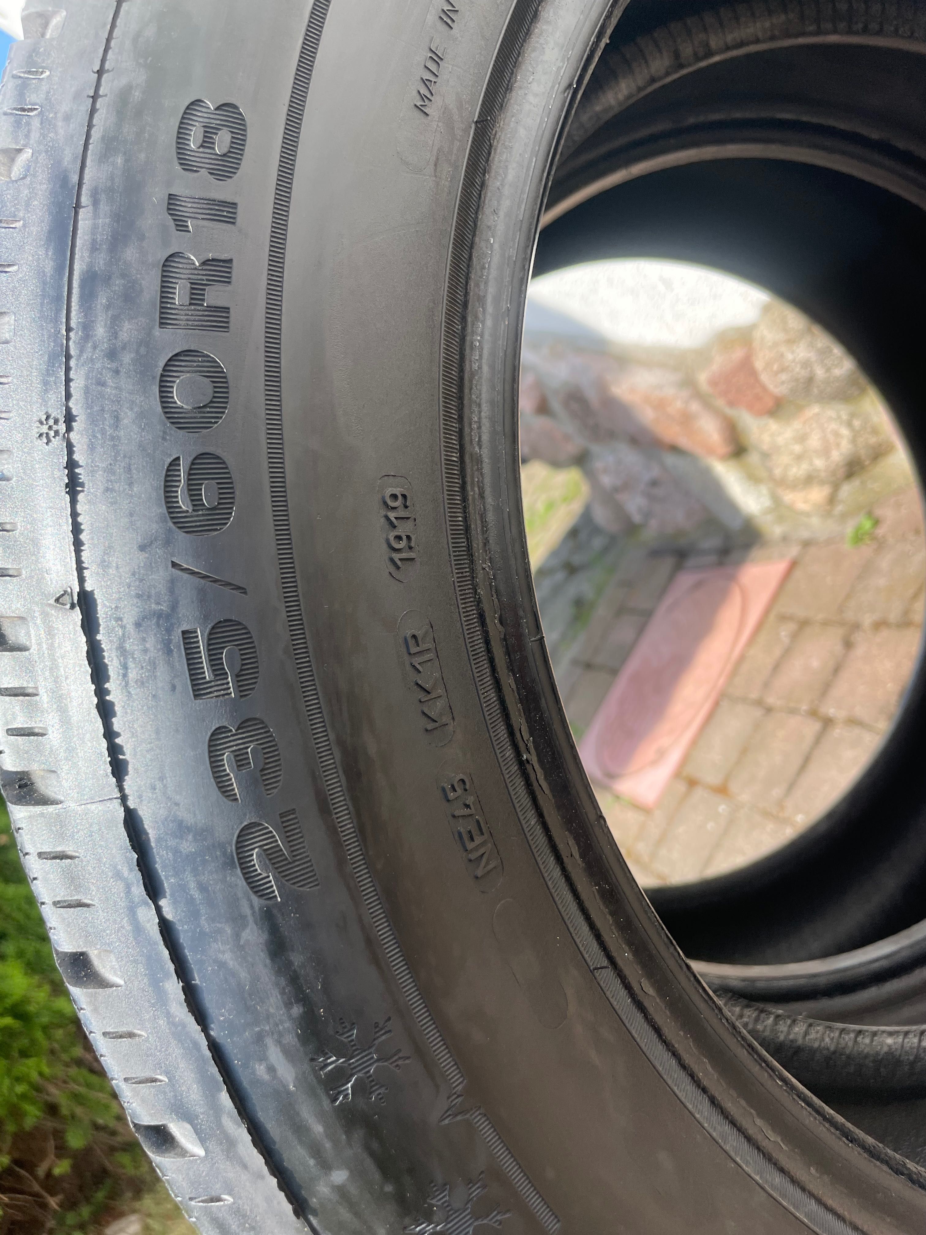 Opony zimowe Dunlop 235/60/18  2szt.