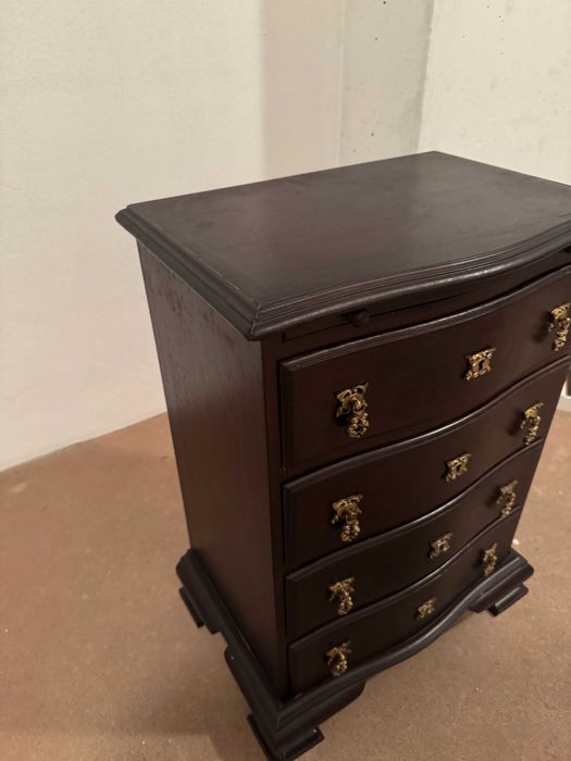 Mesa de cabeceira em madeira maciça