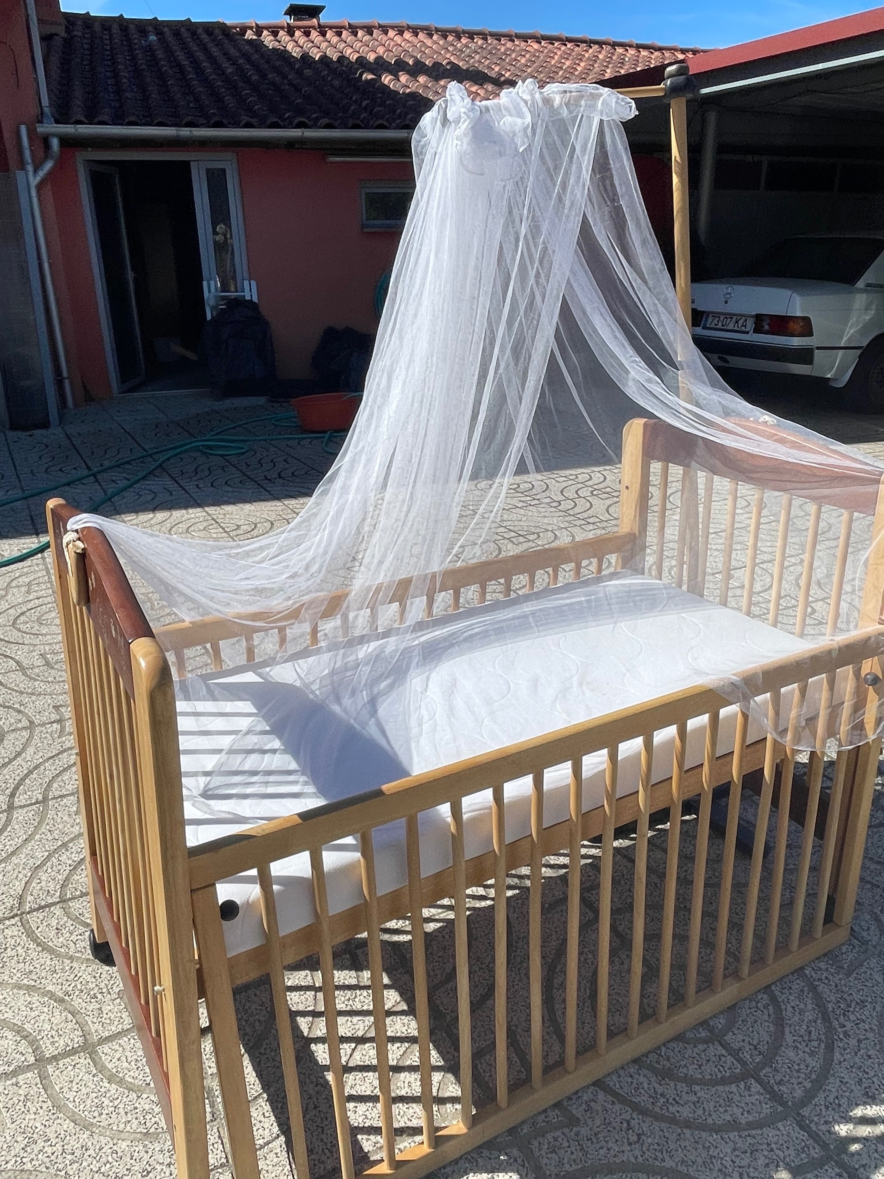 Cama/ berço madeira de criança com colchão