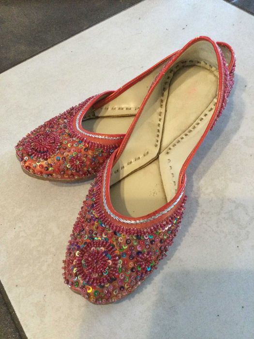 Skórzane buty wyszywane koralikami i cekinami