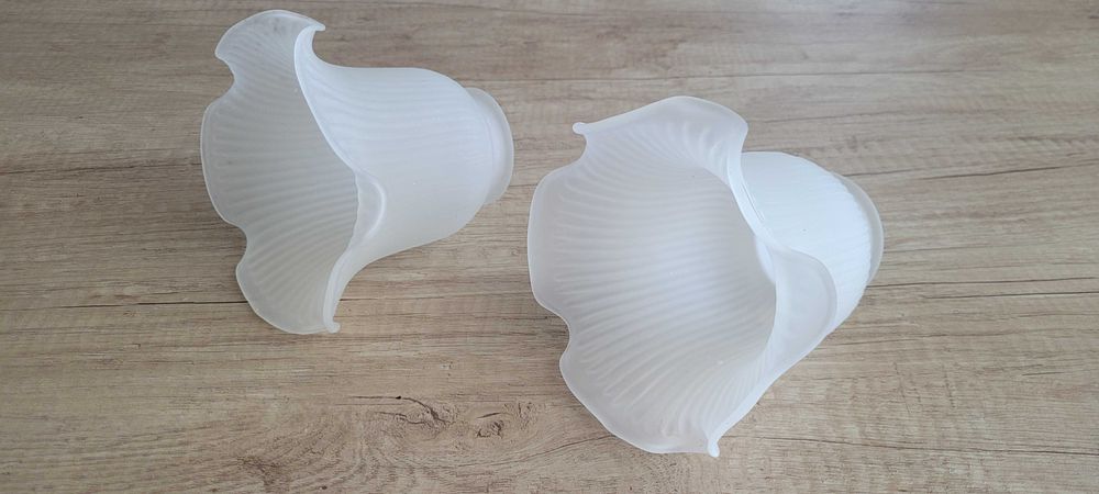 Dwa klosze do lampek-kinkietów.