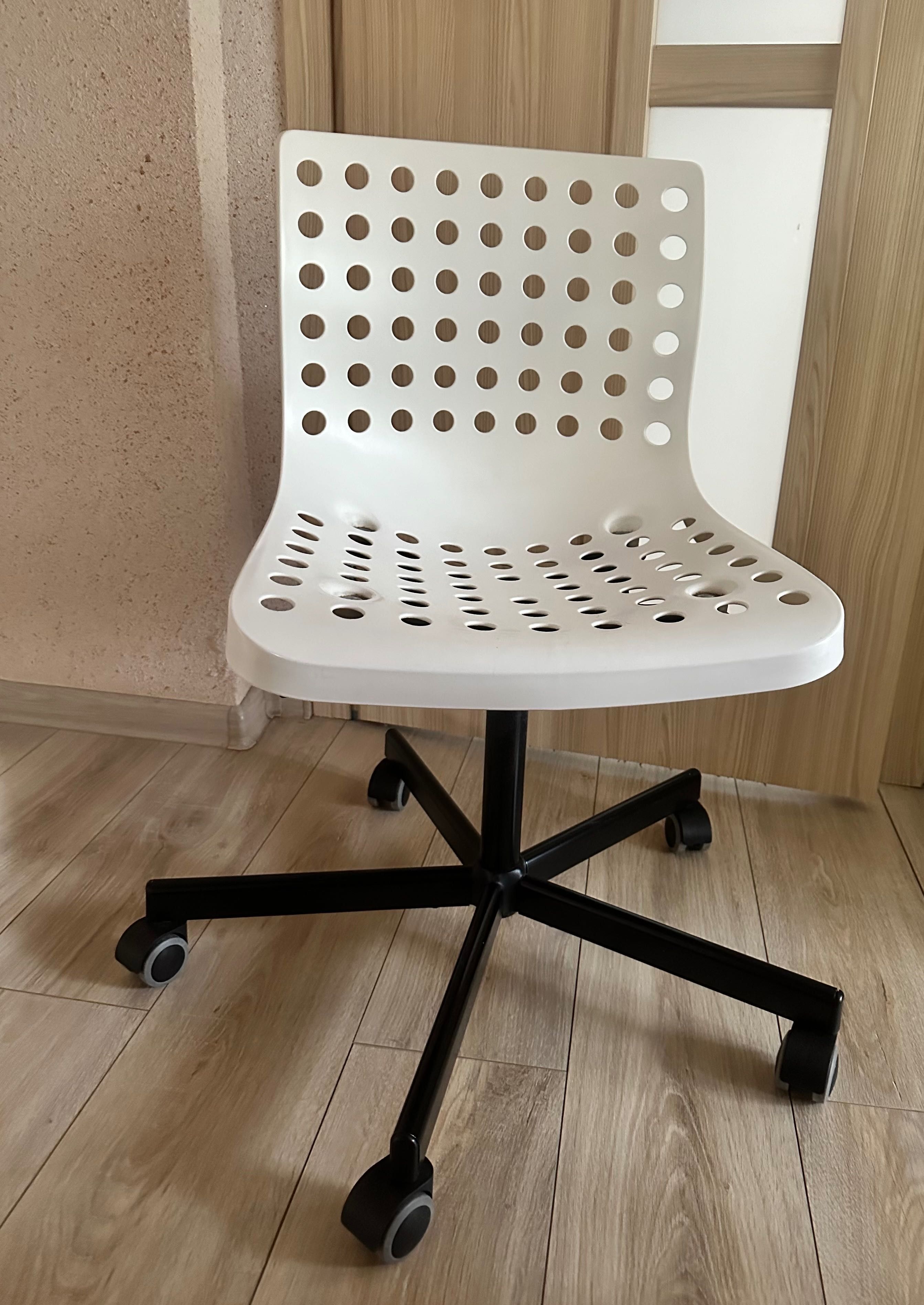 Białe krzesełko obrotowe do komputera Ikea