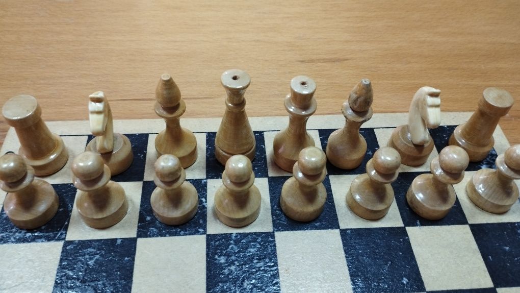 Шахмати СРСР лаковані, фігури з дерева, дошка 28 ,5 на 28,5 см