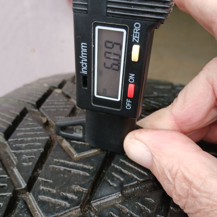 Резина зимова Nexen 215.60.16