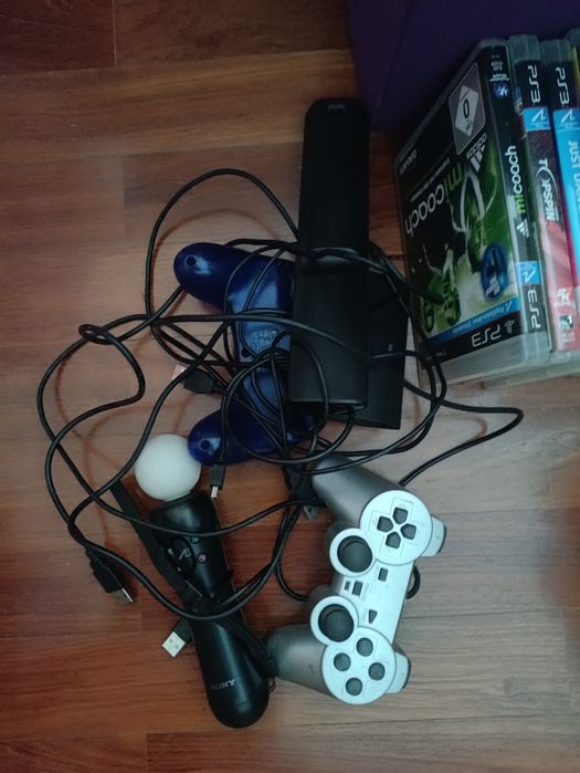PlayStation 3 com cerca de 40-45 jogos, 4 comandos