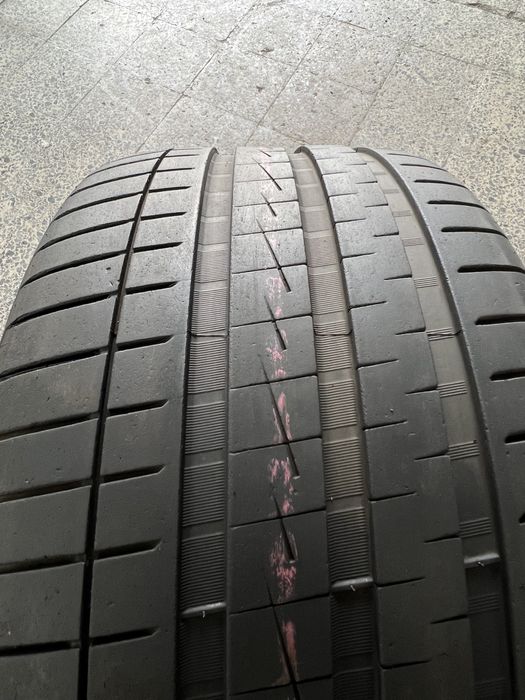 Pneus semi-novos 295/35R21
