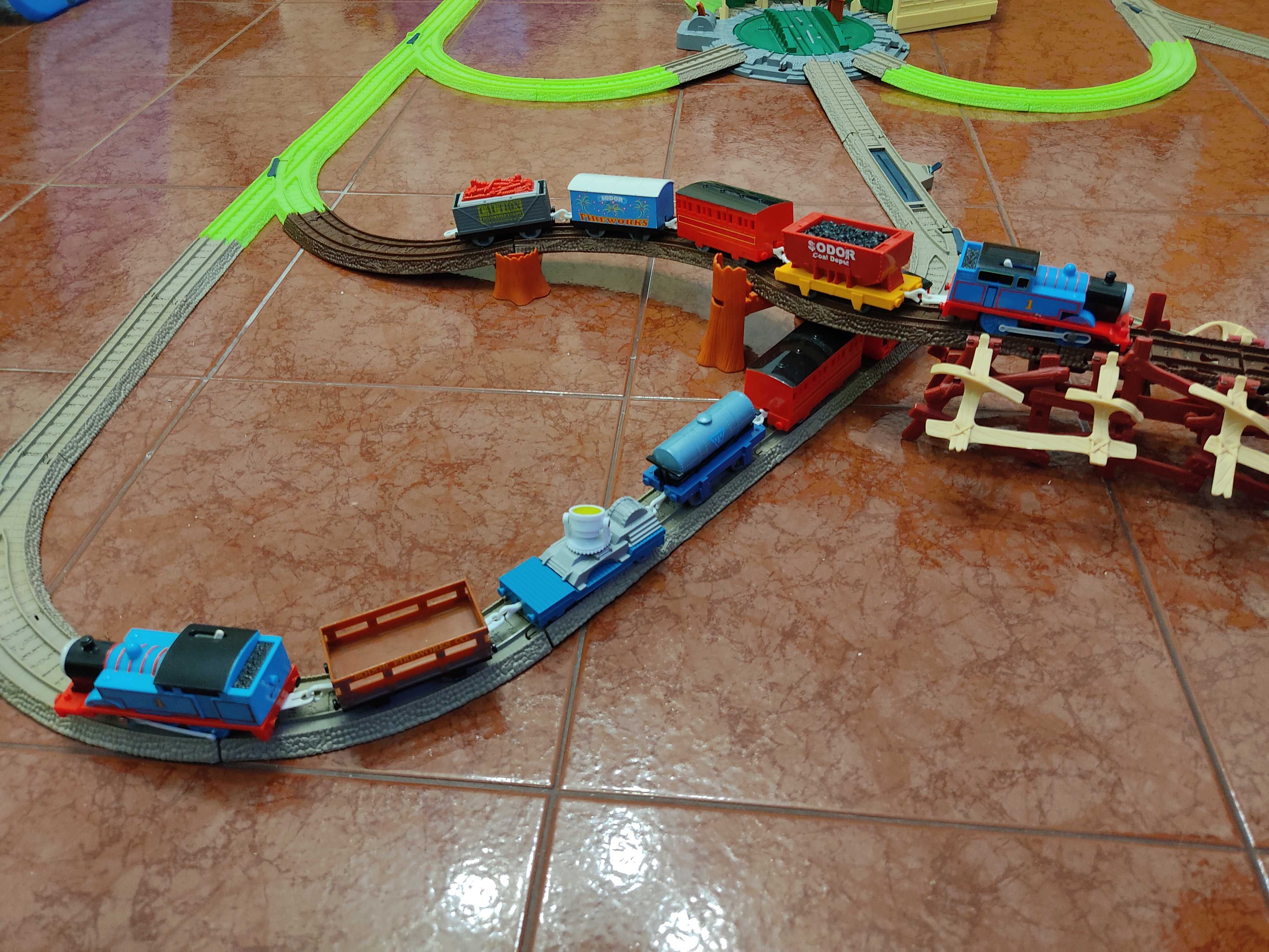 Thomas & Friends - conjunto ferrovia com 2 locomotivas e trilhos