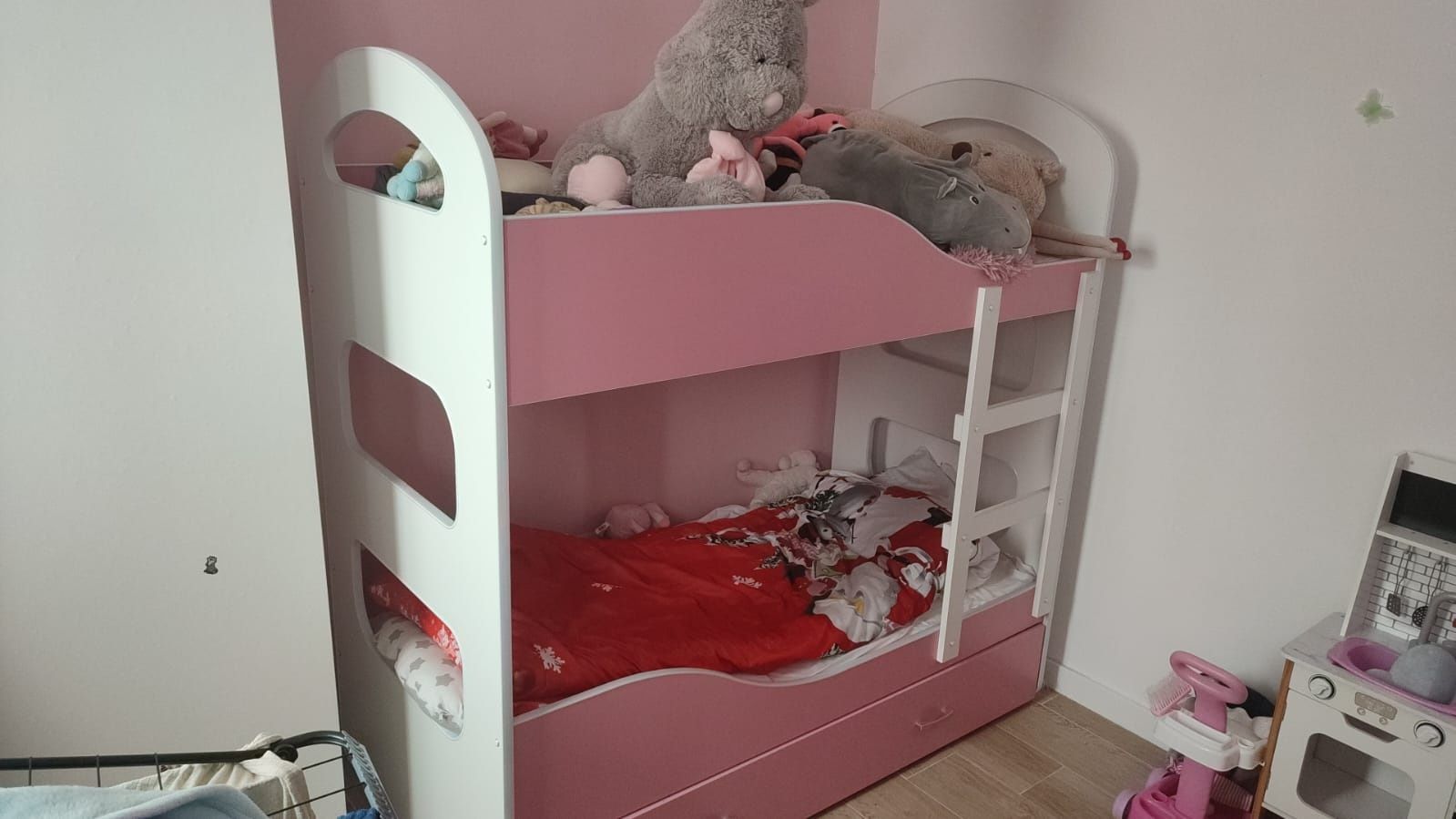 Łóżko piętrowe różowe z szufladą