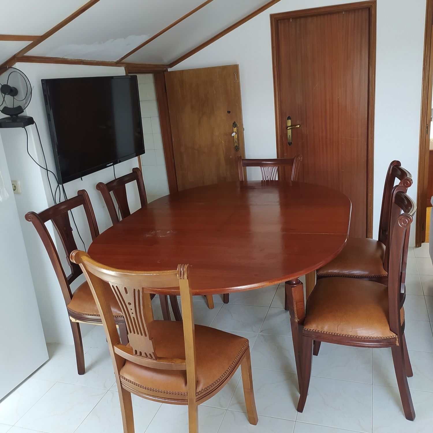 Cómodas e mesa em  madeira