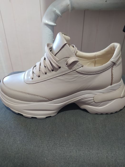 Продам нові кросівки