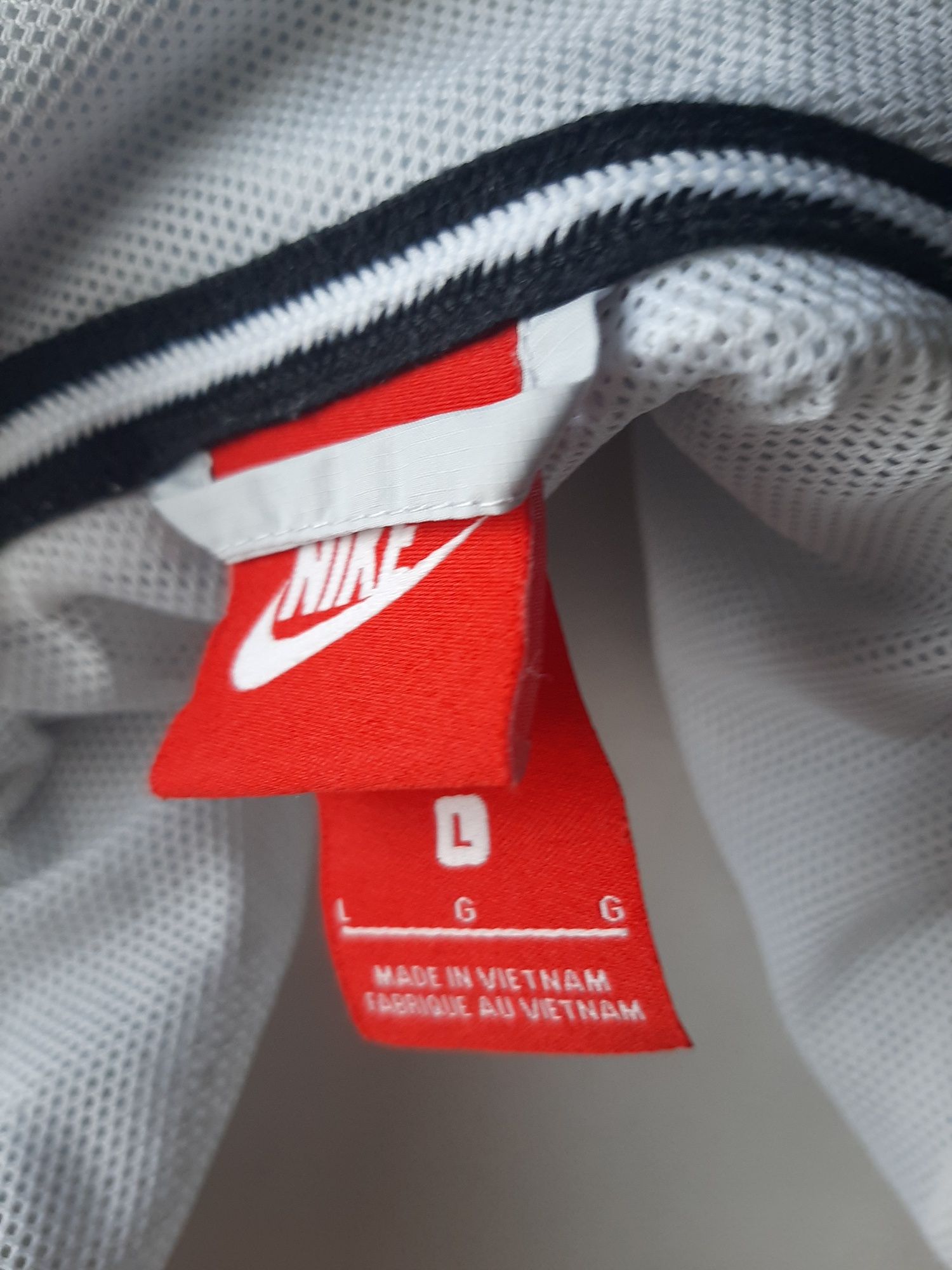 Sprzedam  kurtkę  Nike rozm L.