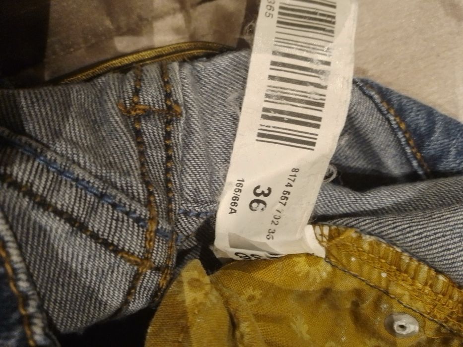 Calças de ganga Stradivarius com rasgões