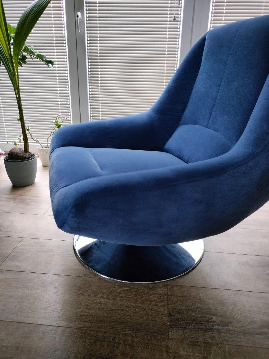 Wygodny  welurowy niebieski  fotel obrotowy z chromowaną podstawą