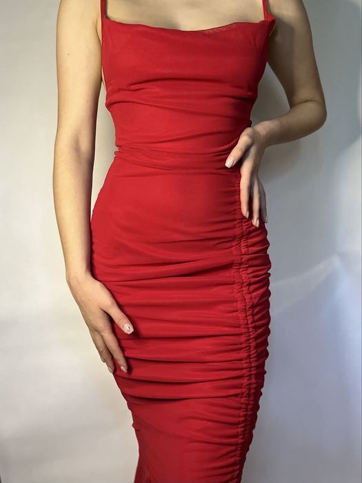 Червона вечірня сукня