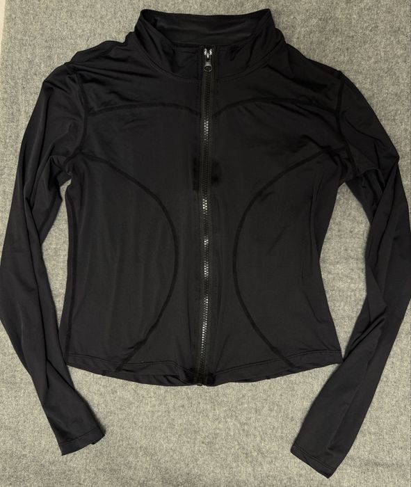 Спортивний топ з розрізами для пальчиків