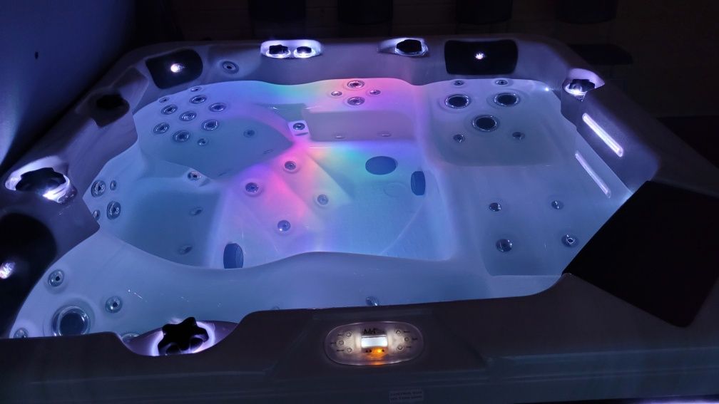 Domki pod Sosnami PREMIUM Jacuzzi  Basen Sauna DUŻA WIATA Radawa