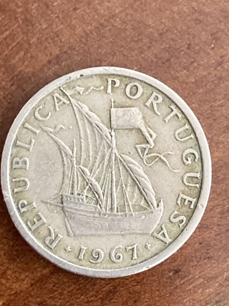 3 moedas de 5 escudos (1964, 1966 e 1967); oferta moeda 1984
