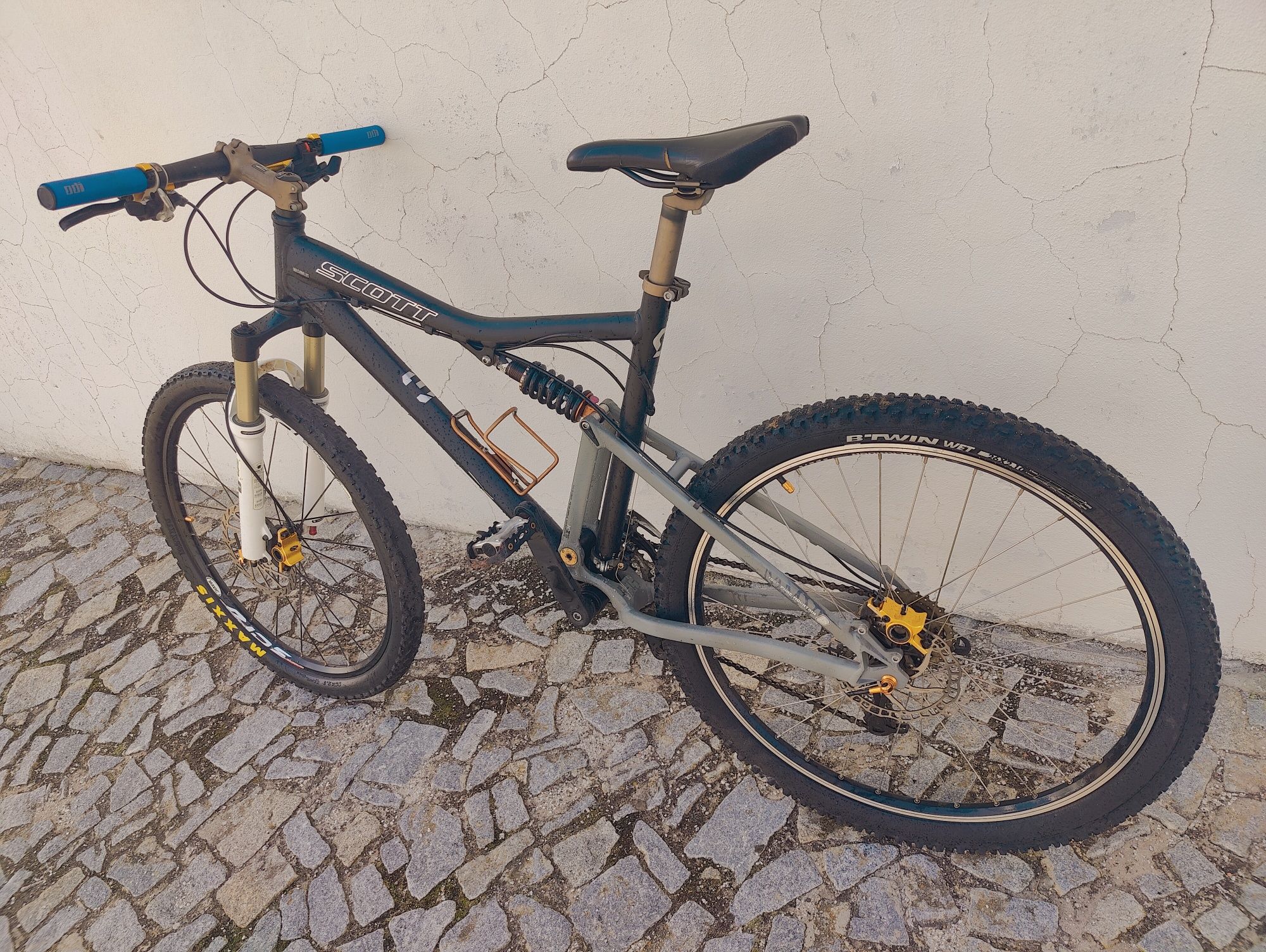 Bicicleta BTT equipada