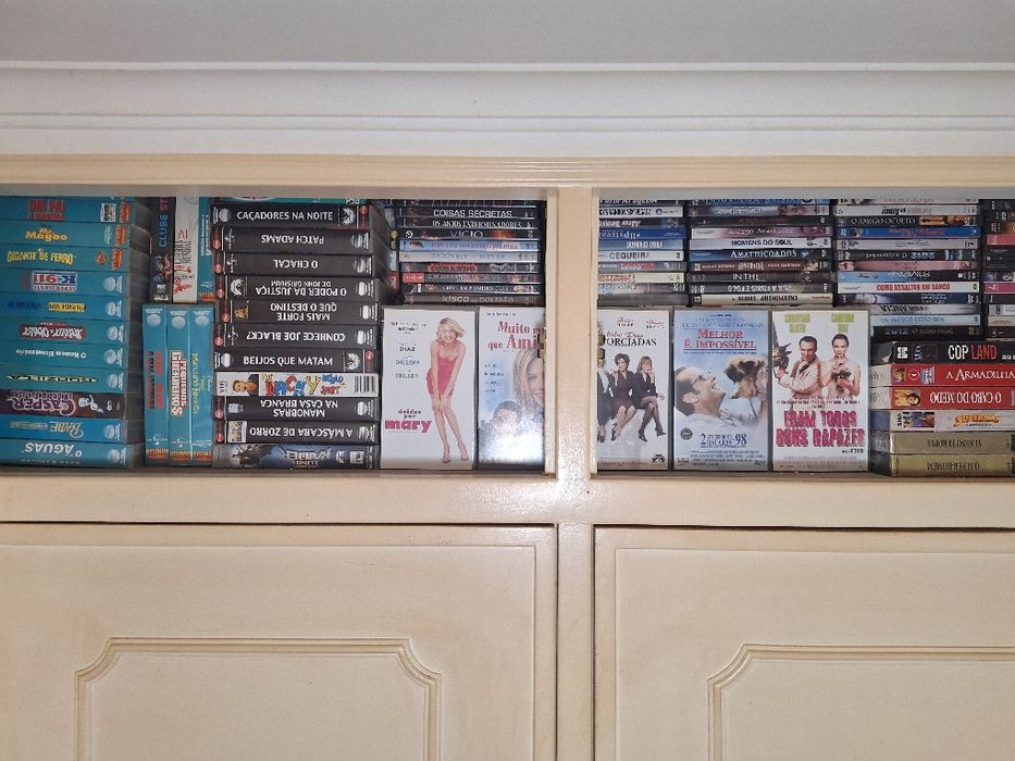 Mais de 300 filmes em DVD e cassetes BETA e VHS impecaveis