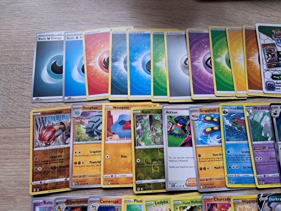 Sprzedam 62 karty Pokemon.