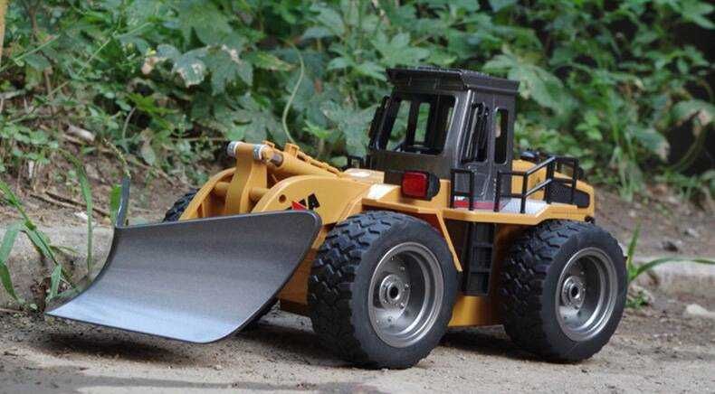 RC Máquina Huina Modelo 1586 1:18 2.4G 6CH c/ bateria recarregável