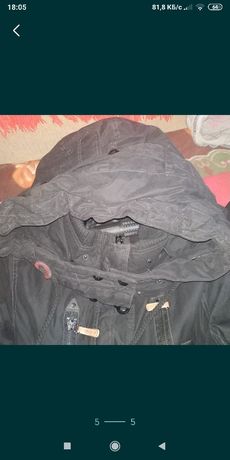 Курточка Унисекс с глубоким капюшоном.