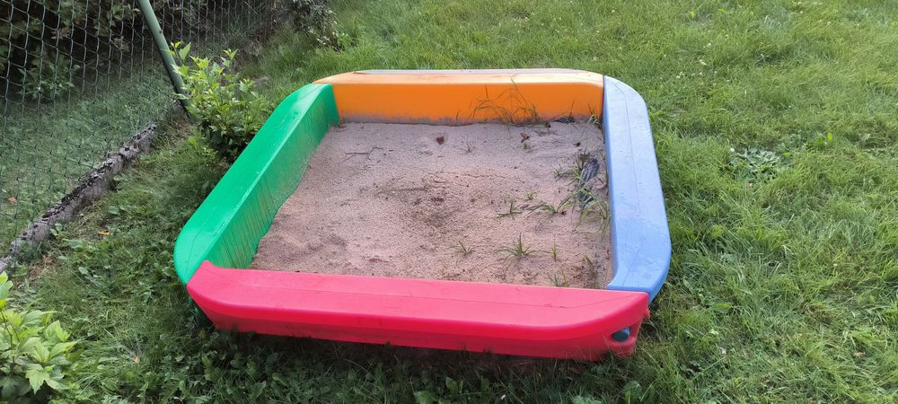 Duża, kolorowa, skręcana piaskownica firmy Sandpit BIG