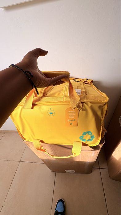 Mochilas da Glovo com capa de Chuva