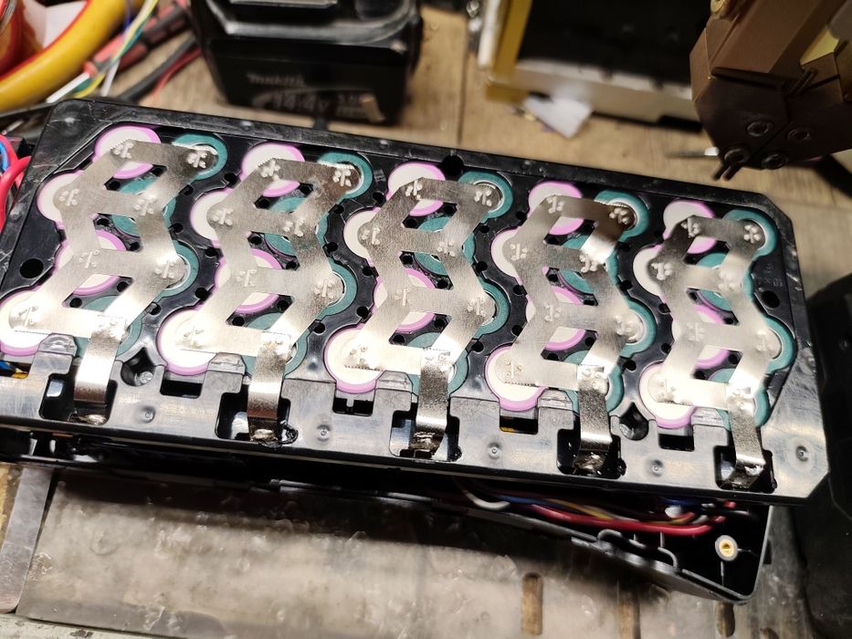 Naprawa i regeneracja baterii do rowerów hulajnóg i elektronarzędzi