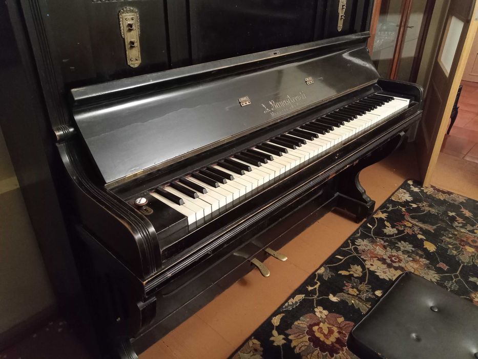 przedwojenne czarne, zabytkowe pianino Banasikowski