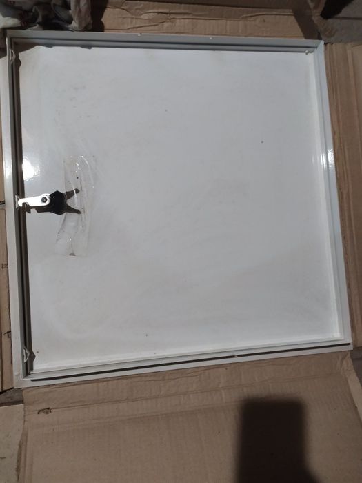 Металеві дверцята з замками